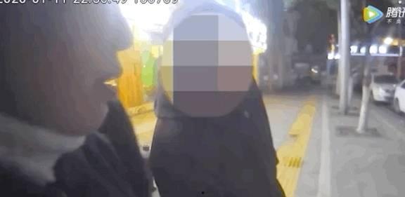 吃瓜群众被抓住视频播放,网友热议 吃瓜群众被抓住视频播放,网友热议