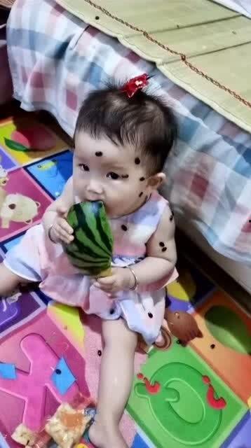 哥哥背妹妹吃瓜视频,哥哥背妹妹吃瓜，温馨画面感动网友